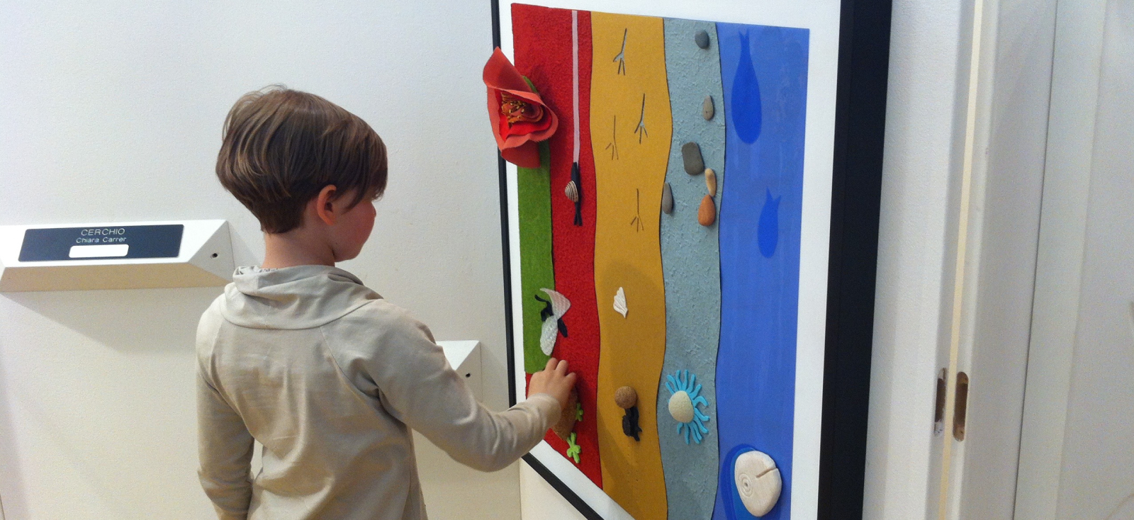 Bambina ipovedente visita mostra dipinti tattili, progetto A spasso con le dita - Enelcuore.it